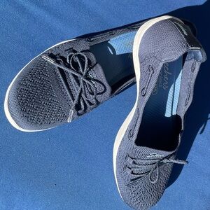 SKECHERS AIR COOLED MEMORY FOAM Newbury St. Slip On Sneaker size 7